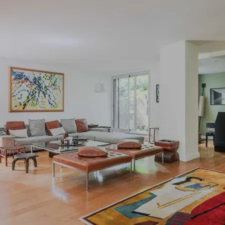 Authenticity With Large Garden 4b-8p